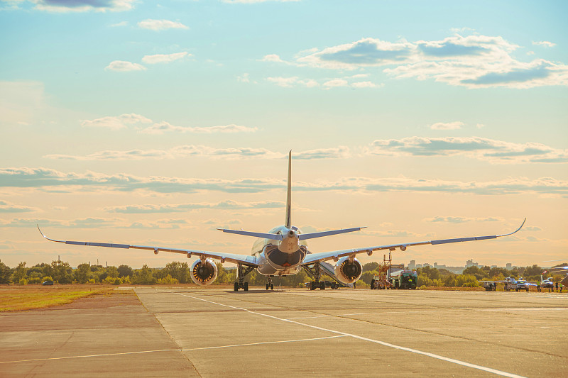 广州到怀特霍斯(Whitehorse)的万代高达模型采用国际航空货运15天速递到