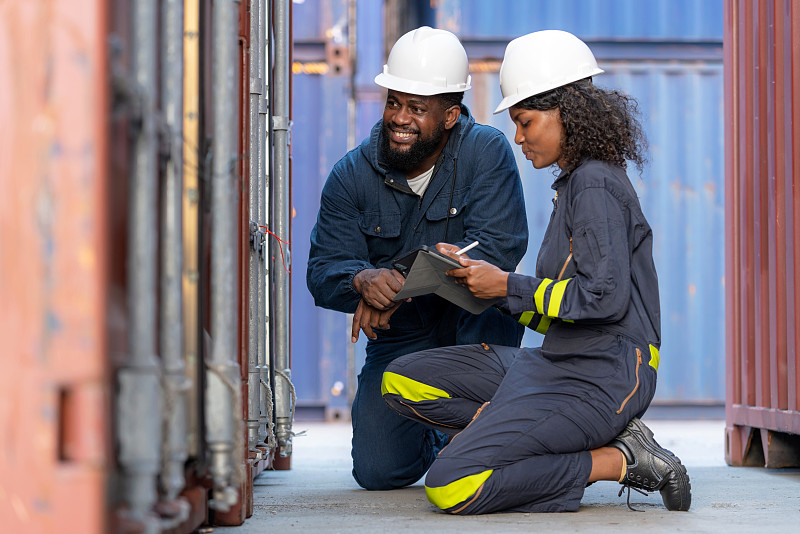 运动鞋借助中国中山空海联运完整送达加拿大奇利瓦克(Chilliwack)