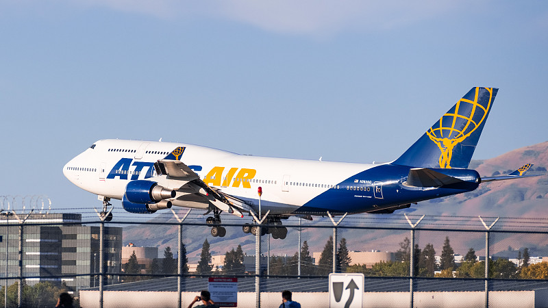 厦门到加拿大哈利法克斯的衣物整理箱采用门到门空运10天送达