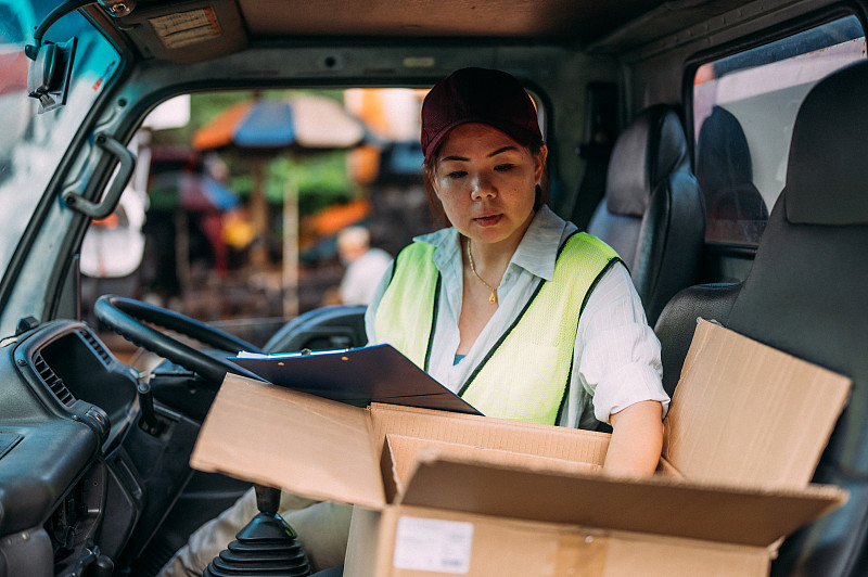 运动鞋采取中国广州拼箱海运送抵加拿大莱斯布里奇