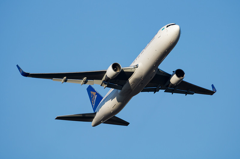 长沙到兰里的爽肤水使用门到门空运9天速递到