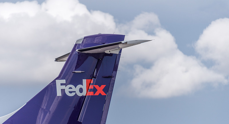 毛戈平高光膏经郑州门到门空运速递到奥沙瓦(Oshawa)