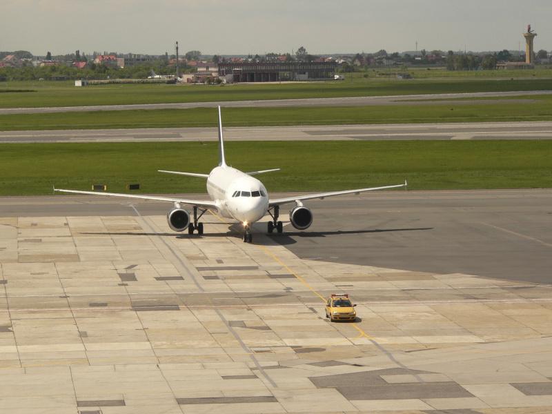 灯具经过东莞国际航空货运送到温哥华