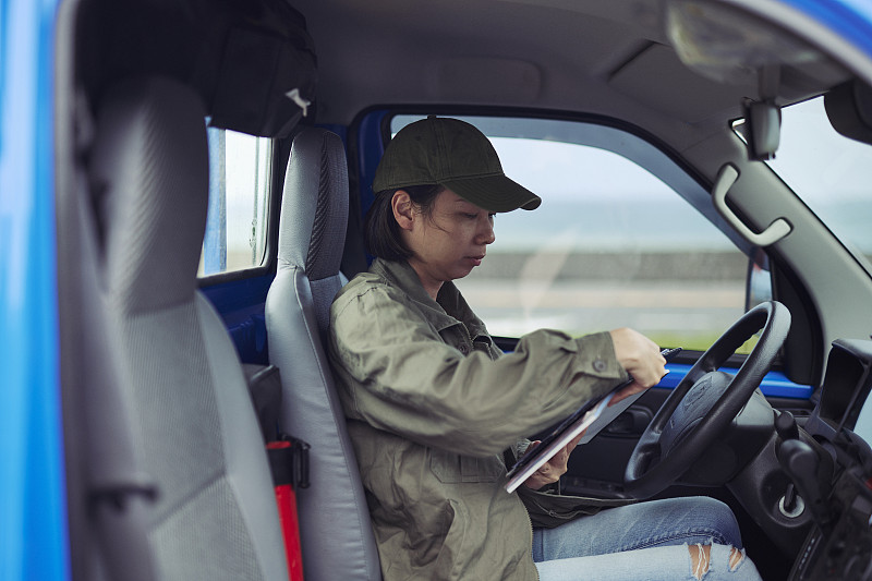发电设备利用中国香港空海联运发往纳奈莫