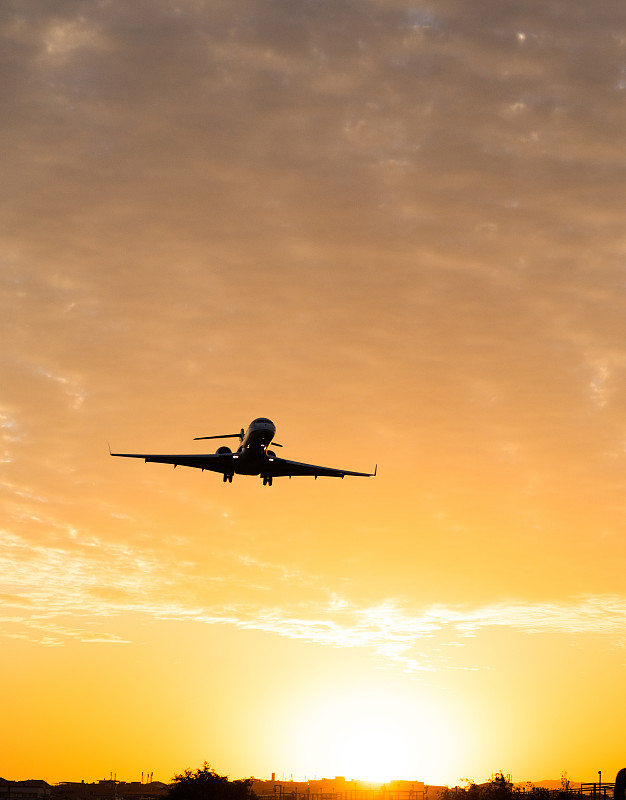 电脑包/平板保护套经中国高雄空海联运托运至加拿大桑德贝