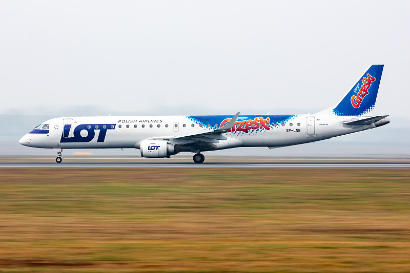 中国大连工业风扇使用空运6天内配送到加拿大蒙特利尔(Montreal)