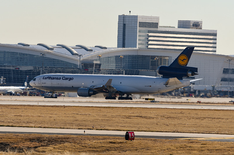 营养土采取中国厦门拼货空运配送到彼得伯勒