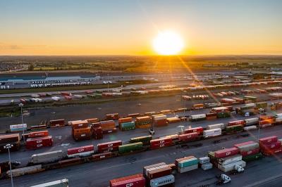 中国广州木制沙发使用普货空运4天内速递到伦敦(London)