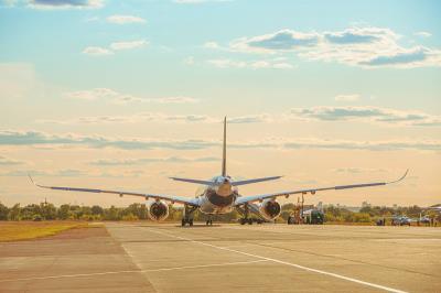 广州到怀特霍斯(Whitehorse)的万代高达模型采用国际航空货运15天速递到