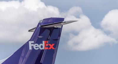 毛戈平高光膏经郑州门到门空运速递到奥沙瓦(Oshawa)