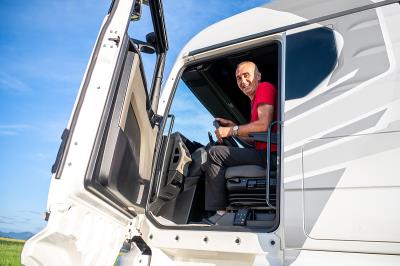 三、其他汽车周边产品经过深圳门到门海运递送到加拿大尼亚加拉瀑布城(NiagaraFalls)