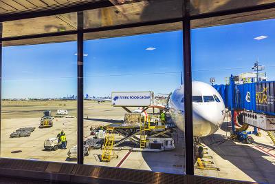 中国广州锂电池采用空运专线11天内送达伊魁特(Iqaluit)