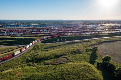 中国深圳哈尔斯保温杯使用航空运输6天送到加拿大基奇纳