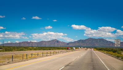 智能手机利用南京船运派送到加拿大蒙特利尔(Montreal)