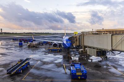 中国鄂州至里士满的窗帘使用空运专线8天送达