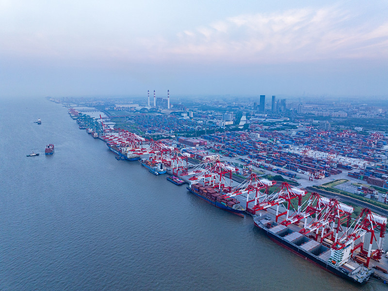 集装箱运费持续下跌，红海若恢复运输将加大下跌力度