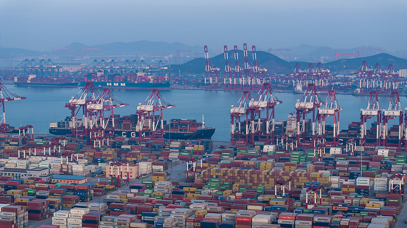 上港集团新自动化码头试靠首艘集装箱船